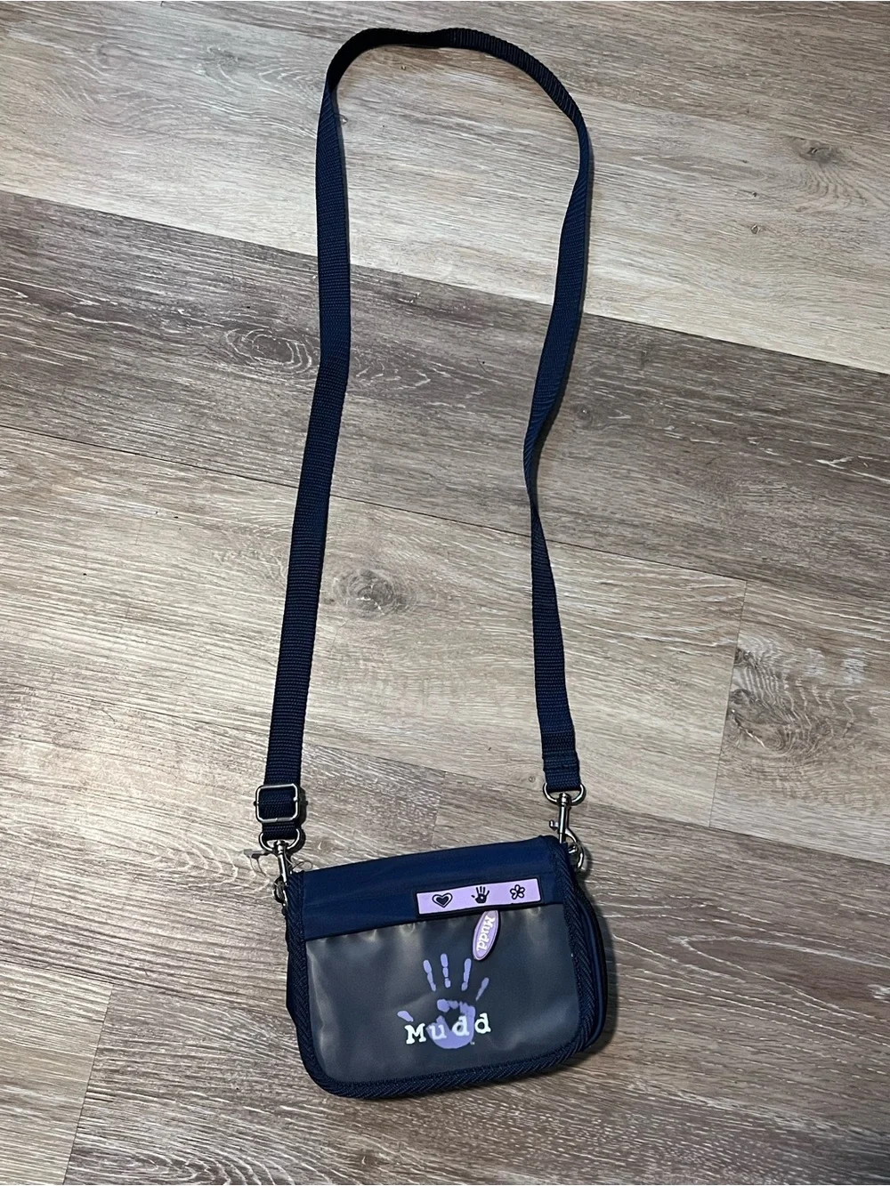 Like new! Y2K vintage Mudd Kids Navy Crossbody Bag with Purple Handprint vtg